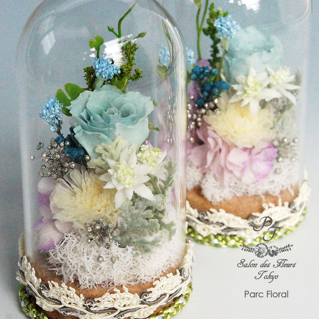 ガラスドームに入ったプリザーブドフラワーのお供えの花