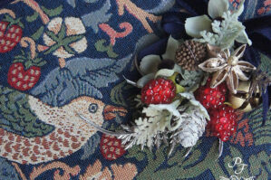カルトナージュのペルメル（メモボード）にお花と木の実の小さなスワッグ