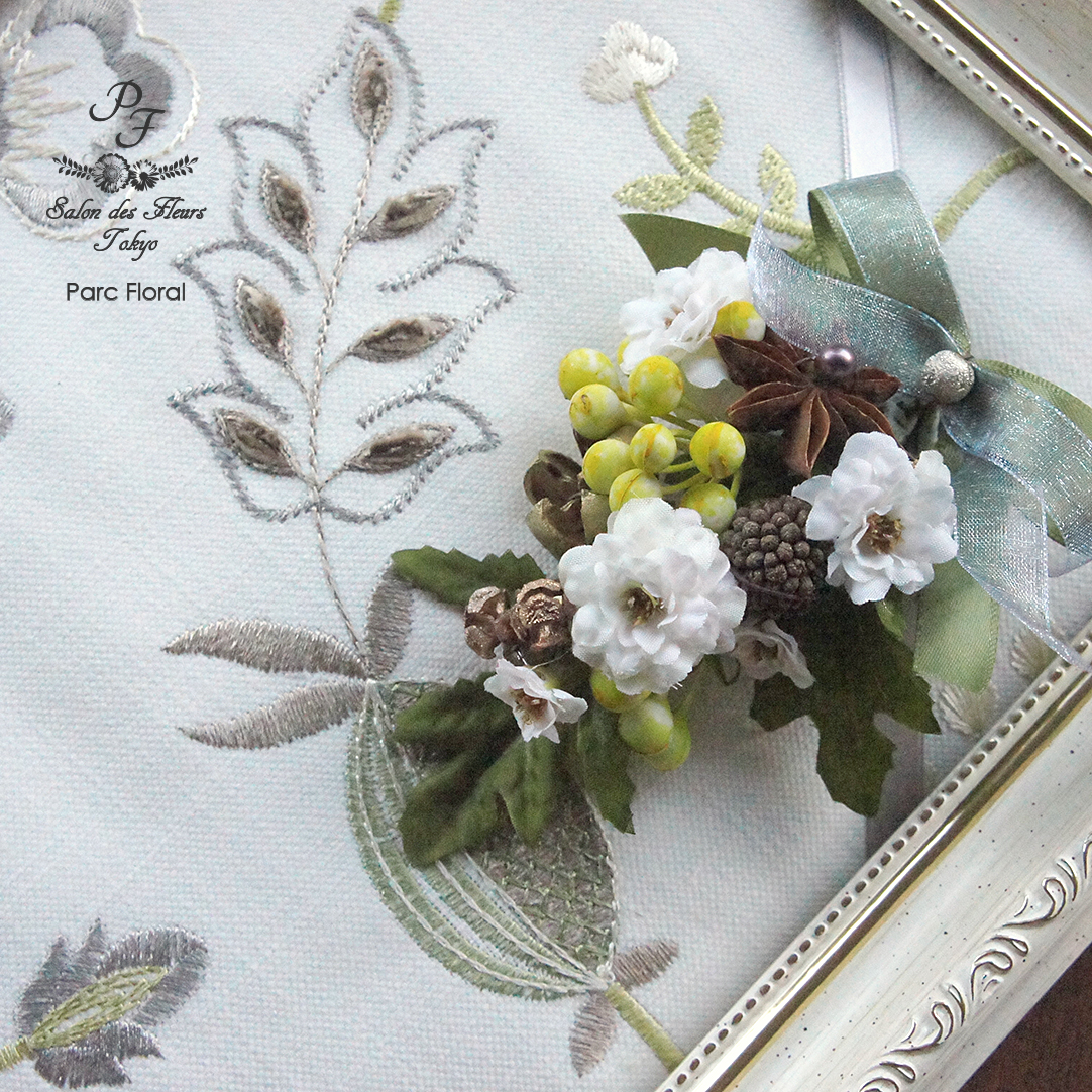 カルトナージュのペルメル（メモボード）にお花と木の実の小さなスワッグ